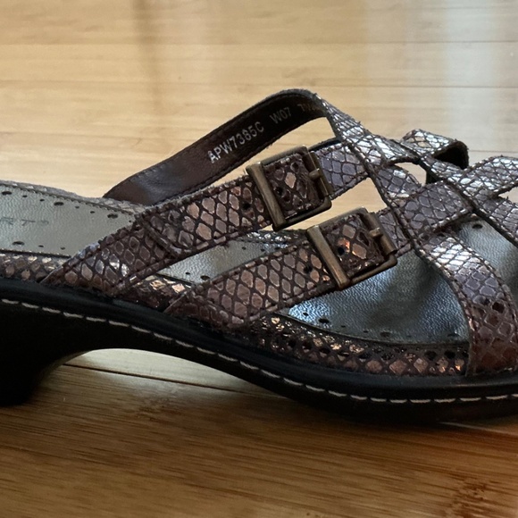 ROCKPORT Size 7 1/2 Bronze Sandals - Picture 3 of 4